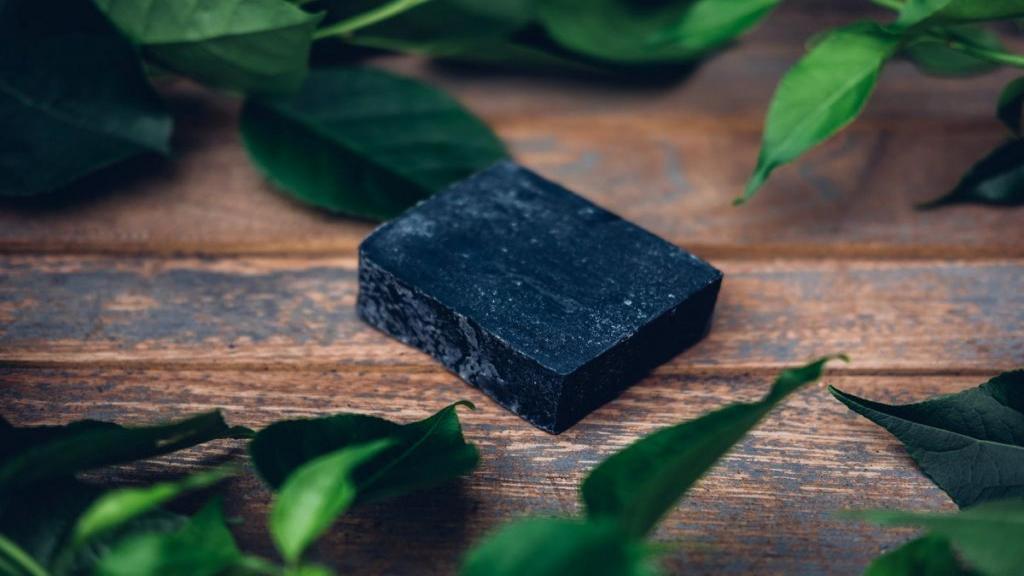 خواص و مضرات صابون سیاه برای جوش و سلامت پوست + طرز استفاده