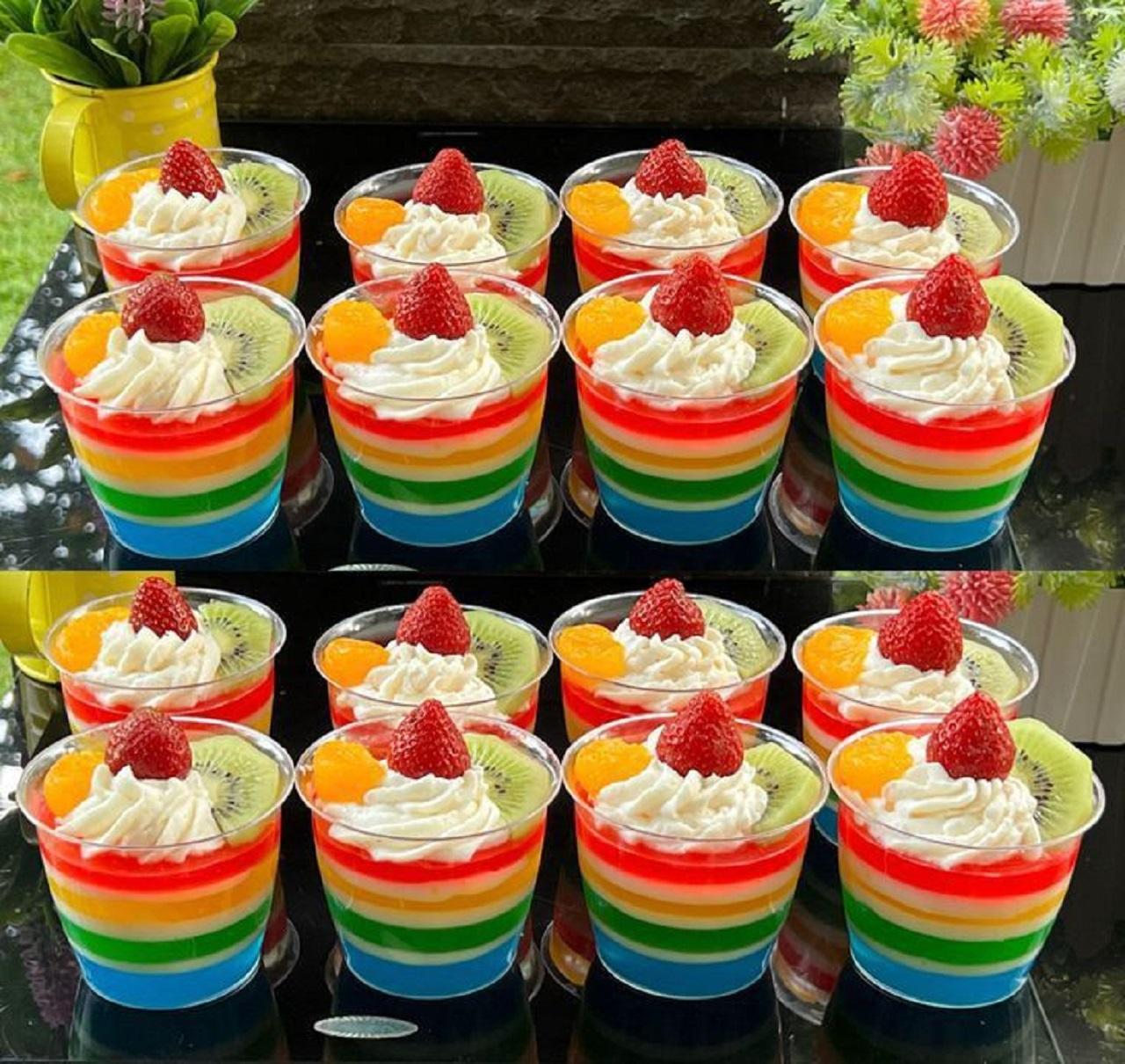 مدل ژله یلدایی لیوانی با تزئین خامه