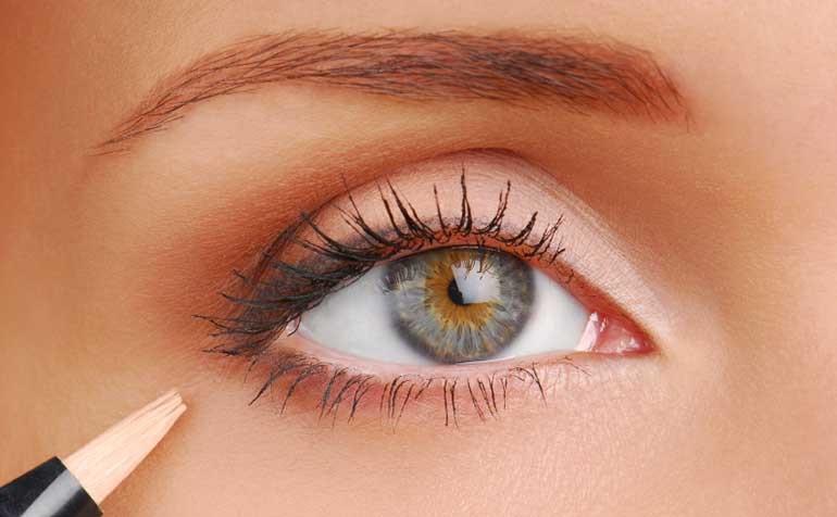 نکات آرایشی چشم برای چشم های حساس1