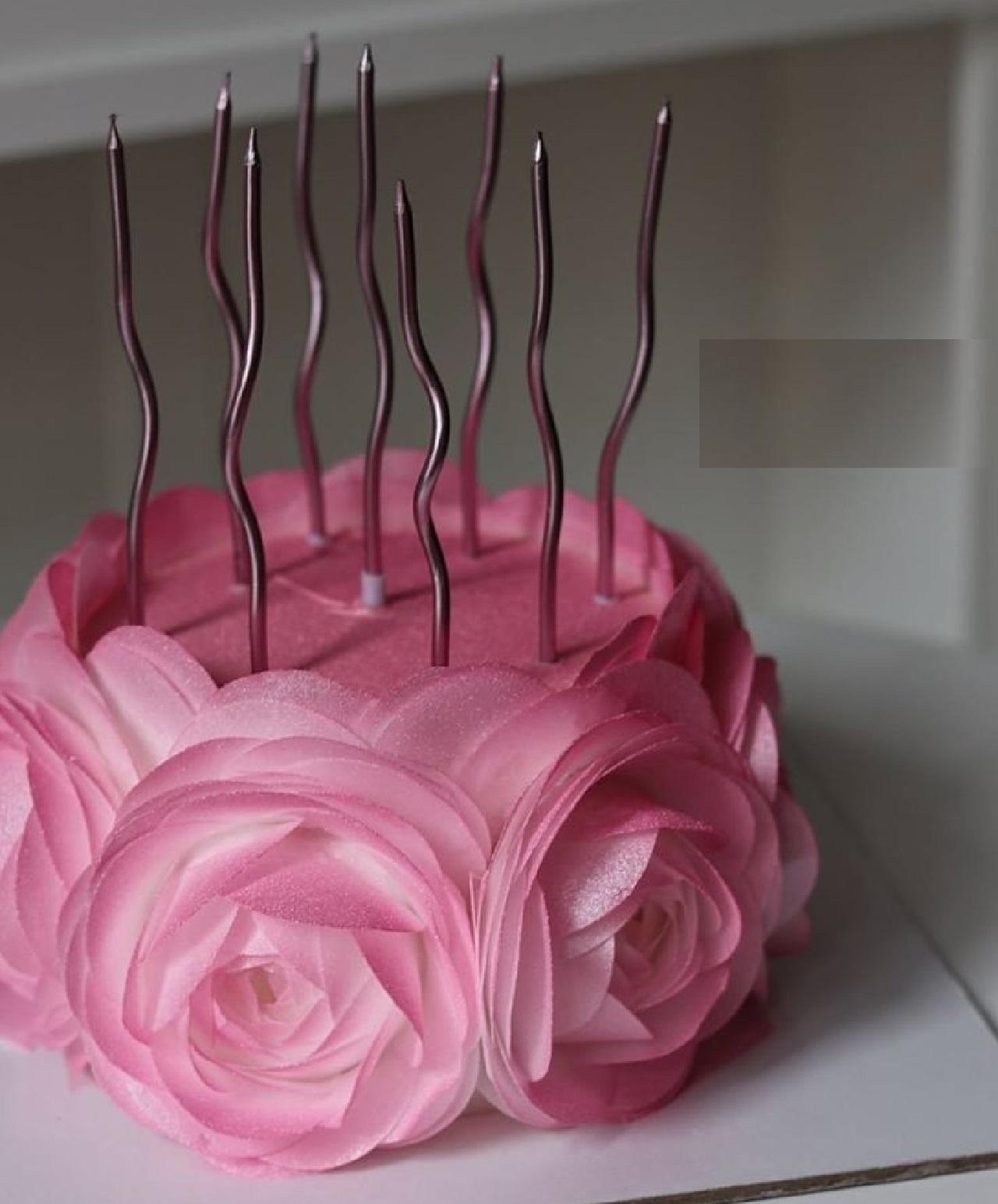 تزیین کیک روز زن با گل طبیعی 2