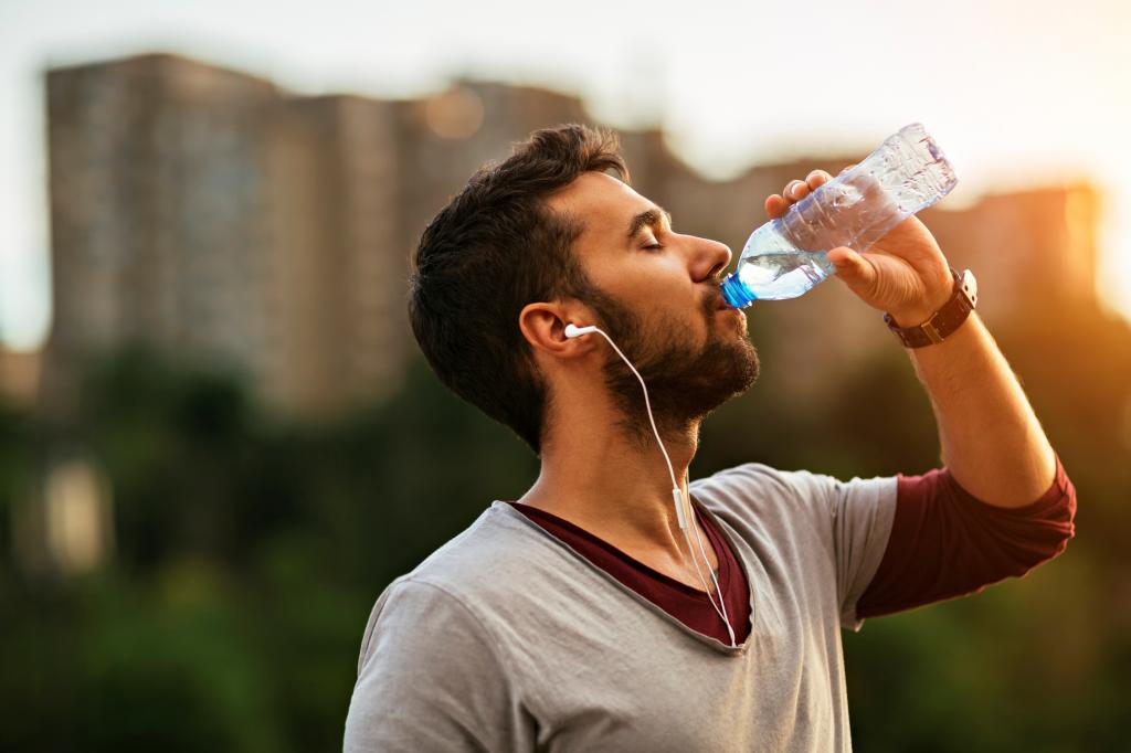 از عادت های سالم برای افزایش طول عمر: آب فراوان بنوشید