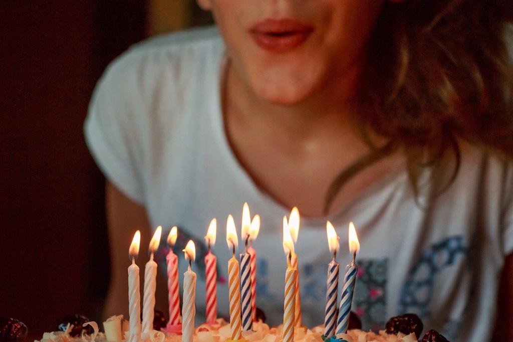 ژست عکس هنری تولد دخترانه با کیک