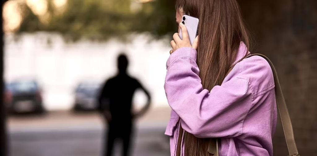 استاکر کردن یک فرد به چه معناست؟