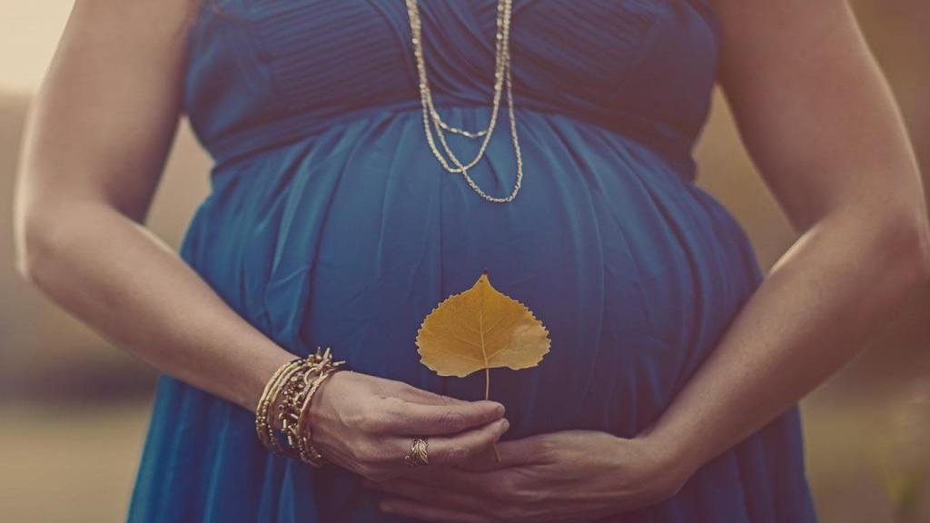 علت پایین بودن شکم و جنین در بارداری چیست و علائم و درمان آن