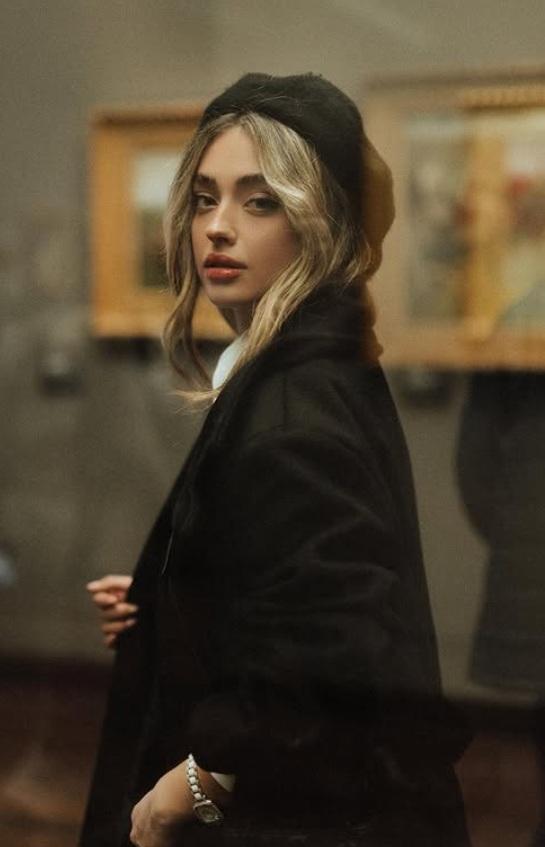 عکس کیمیا حسینی در موزه