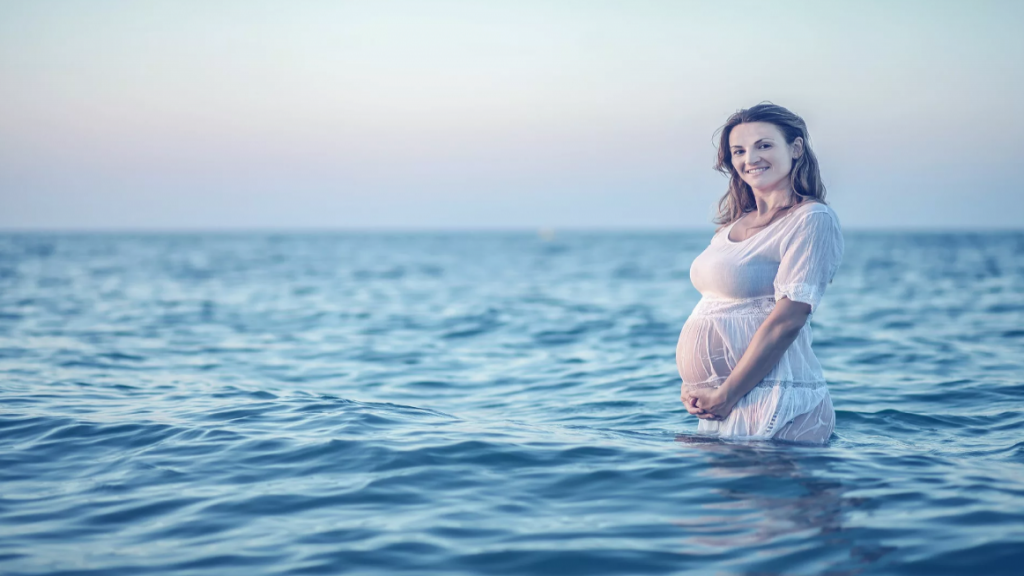 شنا در دوران بارداری؛ فواید، نکات ایمنی و علائم هشدار دهنده