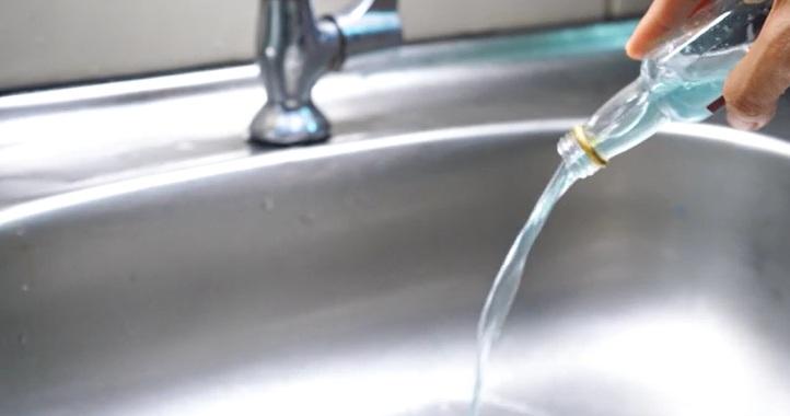 نحوه تمیز کردن بطری شیشه ای 3