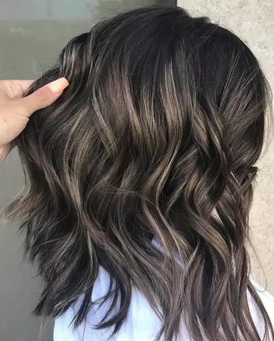  هایلایت های بلوند خاکستری روی موهای تیره