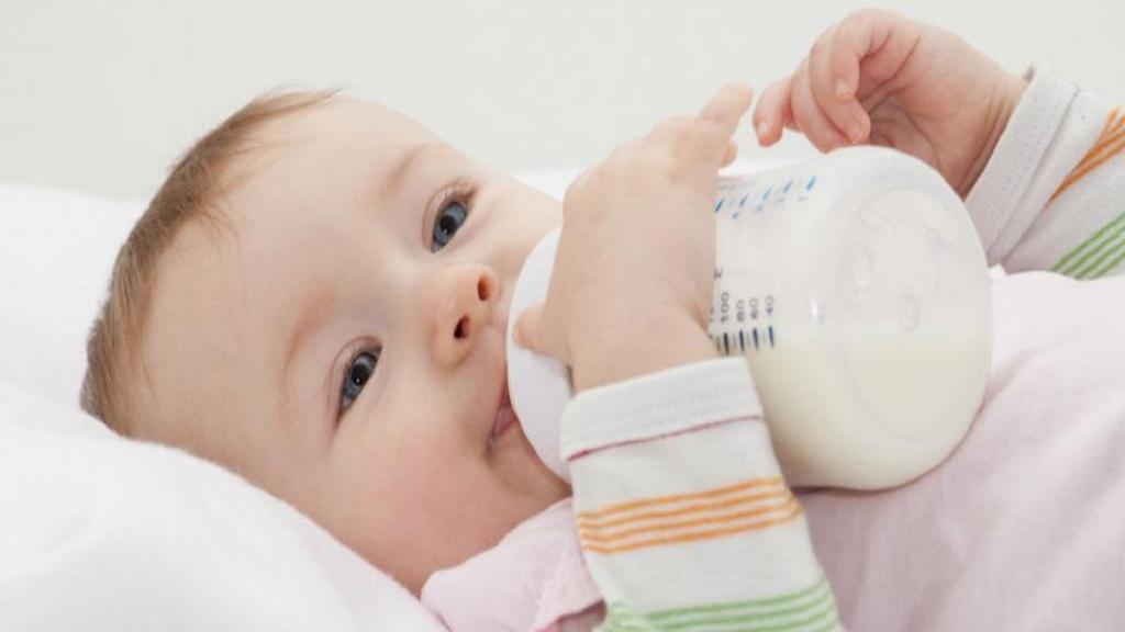 علل آبکی و رقیق بودن شیر مادر چیست + نکاتی درباره شیردهی