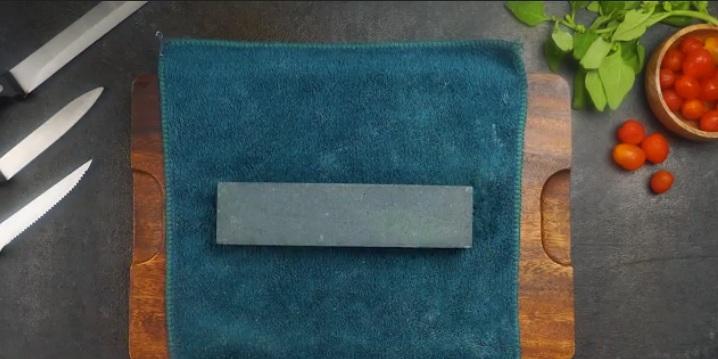 نحوه تیز کردن چاقو با سنگ تیزکن 7