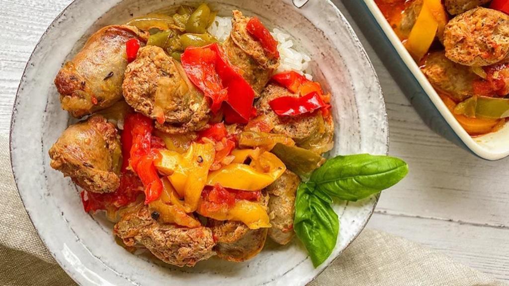 طرز تهیه خوراک سوسیس ساندویچی با فلفل دلمه ای رنگی در قابلمه
