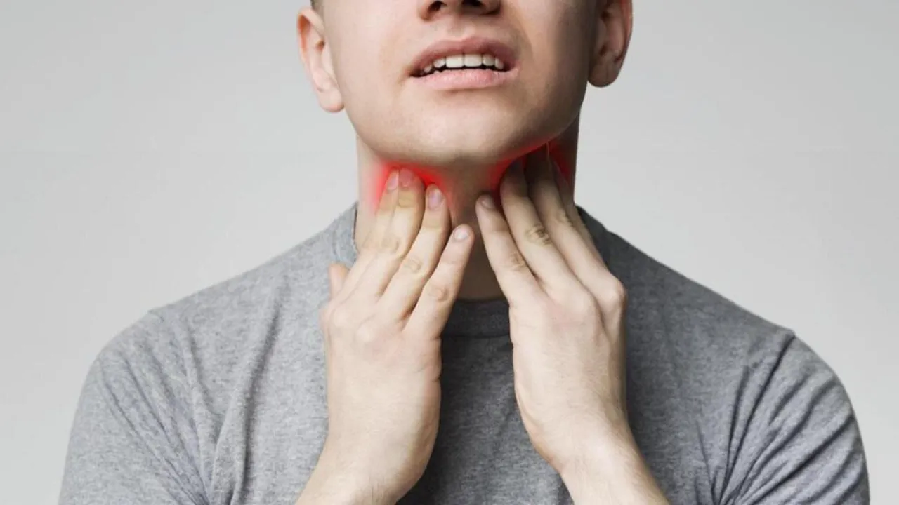 درمان سریع گلودرد با طب فشاری؛ روش انجام فشار درمانی برای گلو درد