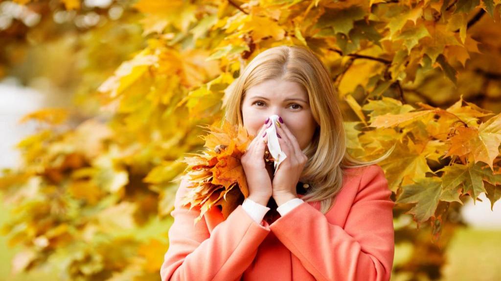 علائم حساسیت فصلی پاییز چیست؛ علت و درمان خانگی آلرژی فصلی پاییز