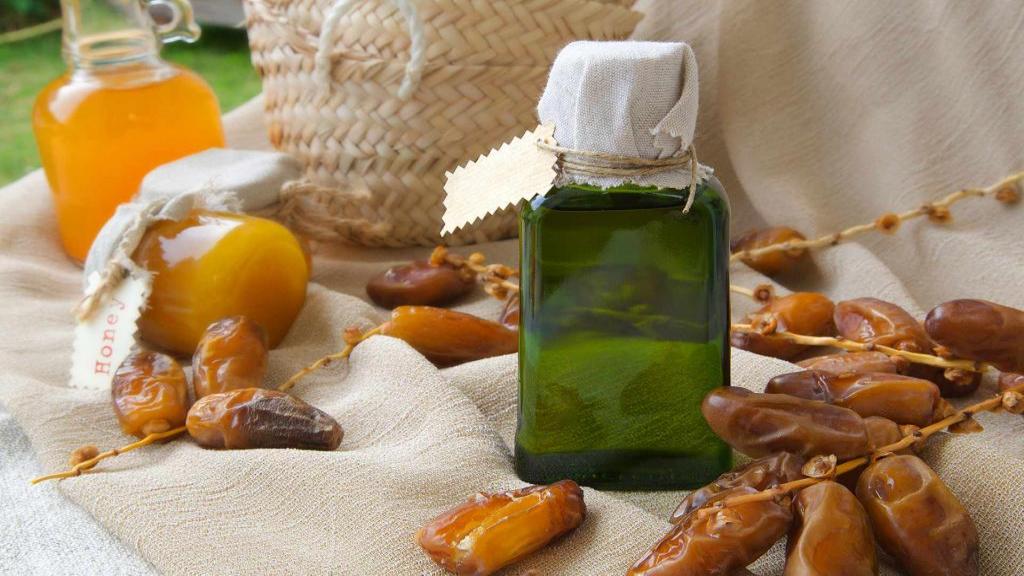 خواص و مضرات روغن هسته خرما برای پوست، مو و سلامتی + طرز تهیه