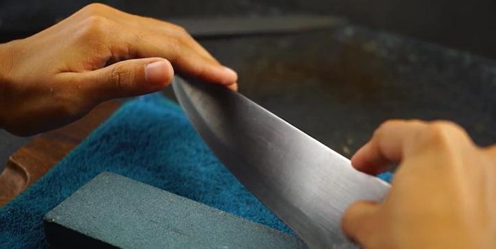 نحوه تیز کردن چاقو با سنگ تیزکن 9