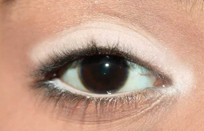 خط چشم سفید به عنوان سایه چشم: