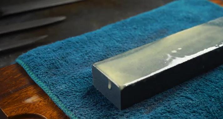 نحوه تیز کردن چاقو با سنگ تیزکن 8