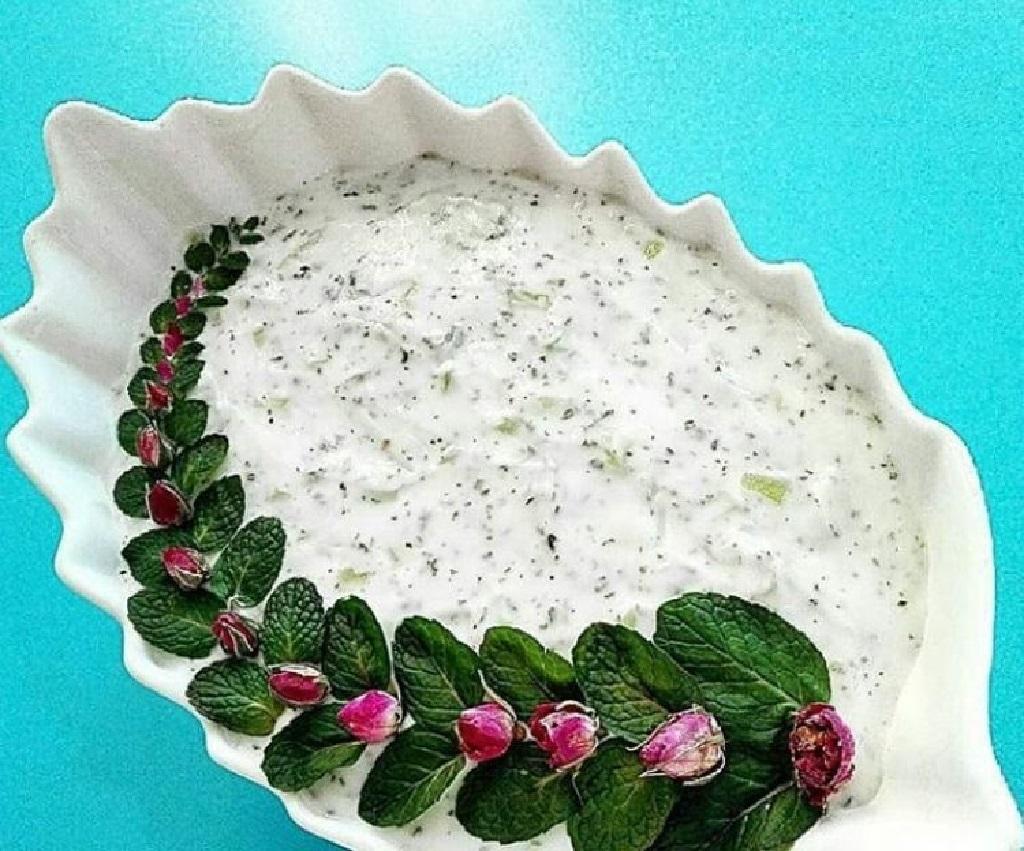 مدل تزیین ماست و خیار یا نعناع و گل محمدی 2