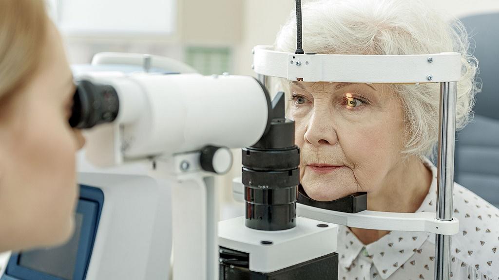 آزمایش های ضروری برای خانم های 40 ساله: معاینه چشم