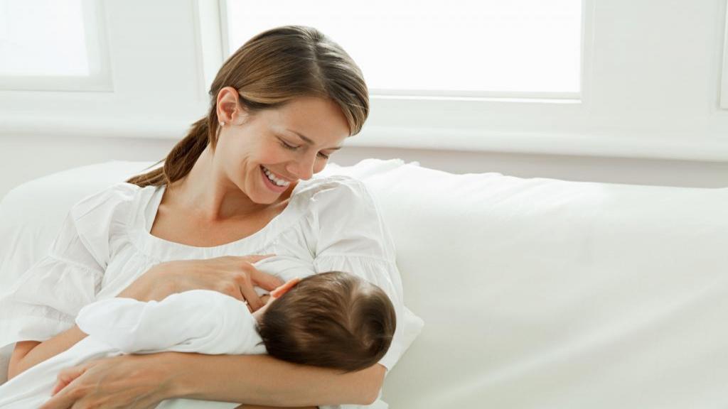 4 دلیل گاز گرفتن نوزادان در هنگام شیردهی و روش های جلوگیری از آن