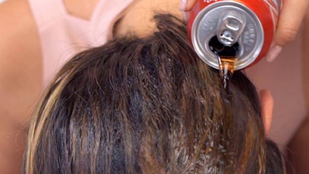 صاف کردن و شستن مو با نوشابه برای براقی و پر پشت شدن، مضر است