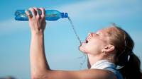 فواید نوشیدن آب برای سم زدایی؛ دفع قند و چربی + مضرات خوردن زیاد آب