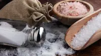 چگونه عادت نمک خوردن را ترک کنیم؛ غذاهای پر سدیم و راه کاهش آن