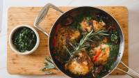 طرز تهیه مرغ مجلسی سرخ شده اسکارپاریلو با سوسیس و فلفل دلمه ای