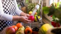 بهترین روش ضد عفونی و شستن میوه و سبزیجات با جوش شیرین، سرکه و نمک
