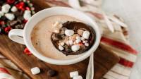 طرز تهیه بمب شکلاتی داغ با هات چاکلت ساده و آسان برای ولنتاین