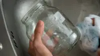 از بین بردن و پاک کردن جای چسب خیس و خشک از روی شیشه بدون خط