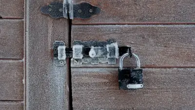 چگونه از یخ زدن قفل&zwnj; های فضای باز جلوگیری کنیم