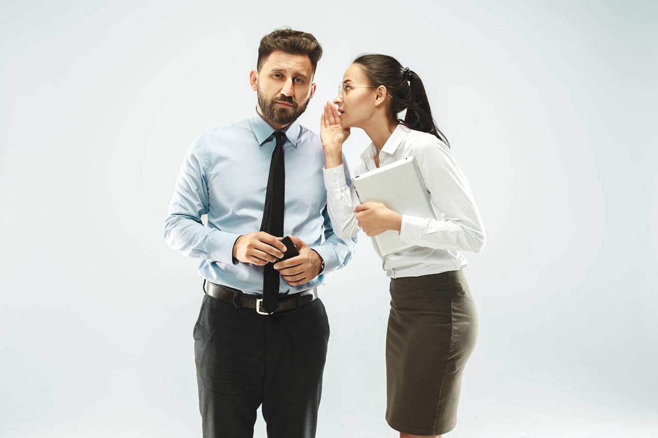 چگونه با همکار خبرچین در محل کار برخورد کنیم؟