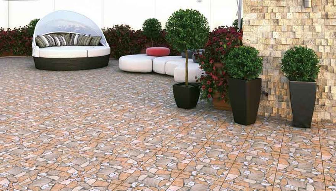 علت سیاه شدن موزاییک حیاط چیست؟