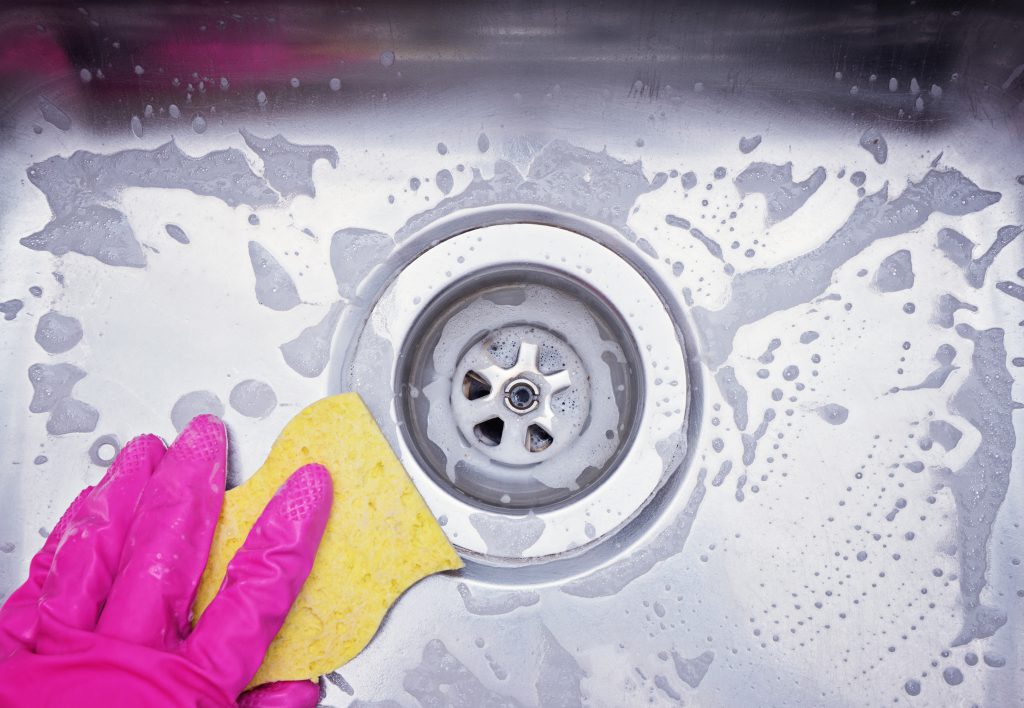 سینک ظرفشویی با جوهر نمک سیاه شده چیکار کنم؟