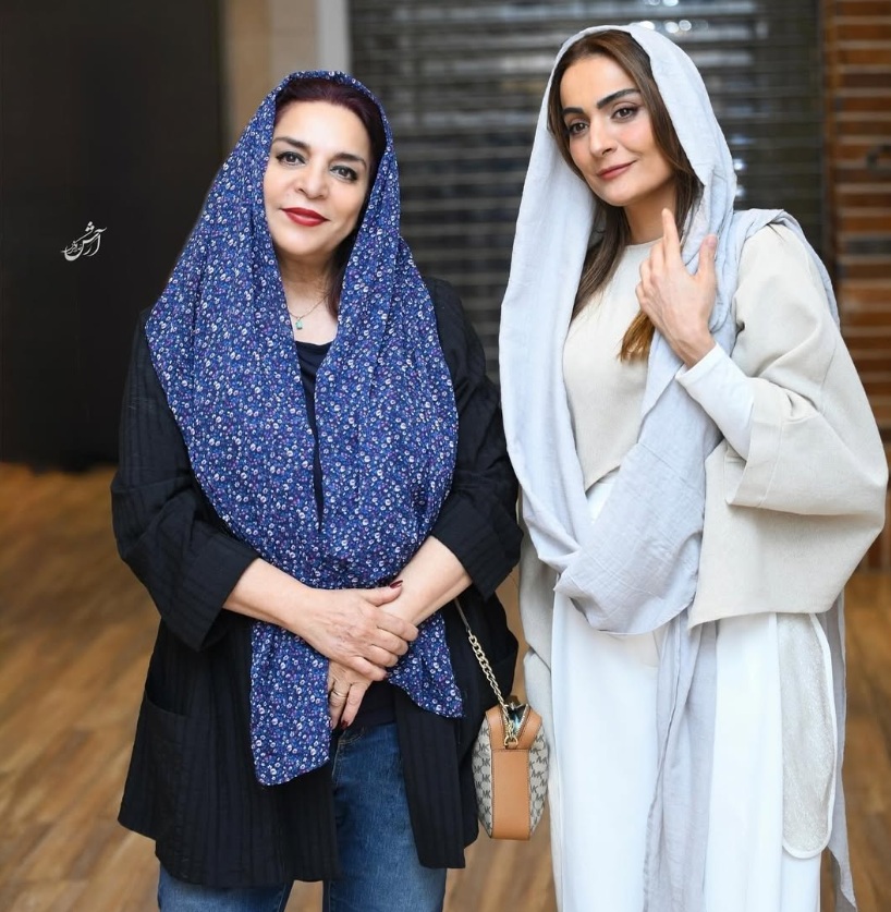 السا فیروز آذر به همراه خاله اش